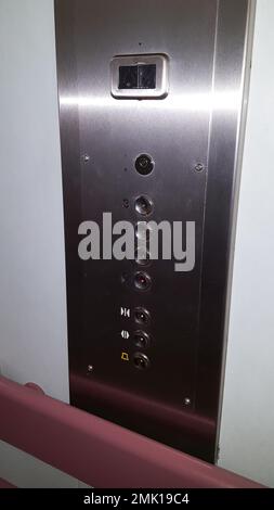 pannello di controllo interno dei pulsanti del pavimento all'interno dell'elevatore in metallo Foto Stock
