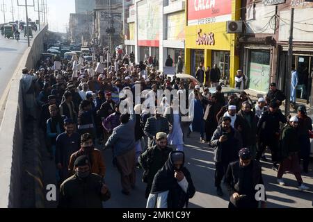 Peshawar, Pakistan. 27th Jan, 2023. Partito politico islamico Jamaat-e-Islami protesta contro la Svezia. Il primo ministro pakistano Shahbaz Sharif, diversi paesi arabi e la Turchia hanno condannato l'islamofobia il 23 gennaio dopo che il politico di estrema destra svedese-danese Rasmus Paludan ha bruciato una copia del Corano in un raduno a Stoccolma il 21 gennaio. (Foto di Hussain Ali/Pacific Press) Credit: Pacific Press Media Production Corp./Alamy Live News Foto Stock