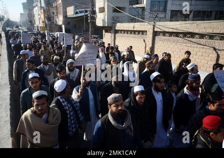 Peshawar, Pakistan. 27th Jan, 2023. Partito politico islamico Jamaat-e-Islami protesta contro la Svezia. Il primo ministro pakistano Shahbaz Sharif, diversi paesi arabi e la Turchia hanno condannato l'islamofobia il 23 gennaio dopo che il politico di estrema destra svedese-danese Rasmus Paludan ha bruciato una copia del Corano in un raduno a Stoccolma il 21 gennaio. (Foto di Hussain Ali/Pacific Press) Credit: Pacific Press Media Production Corp./Alamy Live News Foto Stock