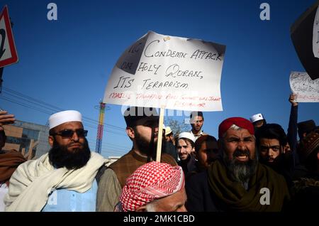 Peshawar, Pakistan. 27th Jan, 2023. Partito politico islamico Jamaat-e-Islami protesta contro la Svezia. Il primo ministro pakistano Shahbaz Sharif, diversi paesi arabi e la Turchia hanno condannato l'islamofobia il 23 gennaio dopo che il politico di estrema destra svedese-danese Rasmus Paludan ha bruciato una copia del Corano in un raduno a Stoccolma il 21 gennaio. (Foto di Hussain Ali/Pacific Press) Credit: Pacific Press Media Production Corp./Alamy Live News Foto Stock