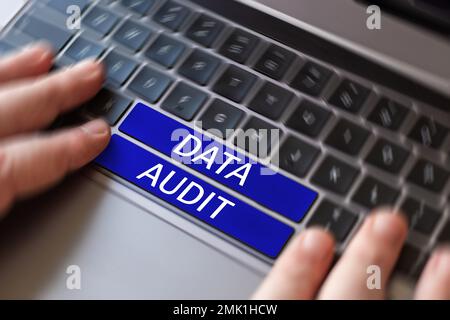 Simbolo di testo che mostra la verifica dei dati. Revisione dei dati in base al concetto aziendale per valutarne la qualità per uno scopo specifico Foto Stock