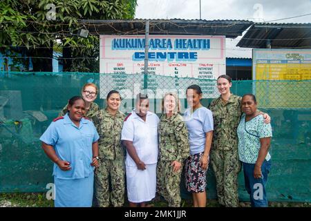 HONIARA, Isole Salomone (settembre 2, 2022) – i professionisti medici della Marina degli Stati Uniti e gli infermieri del Kukum Area Health Center posano per una foto durante Pacific Partnership 2022. Ora nel suo 17th° anno, Pacific Partnership è la più grande missione multinazionale annuale di assistenza umanitaria e di preparazione alle catastrofi condotta nell'Indo-Pacifico. Pacific Partnership è una missione unificante che promuove amicizie e cooperazione durature tra molte nazioni. La missione dell’anno nelle Isole Salomone comprenderà partecipanti provenienti da Stati Uniti, Giappone e Australia Foto Stock