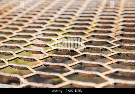 primo piano di pavimento metallico arrugginito in ferro forato Foto Stock