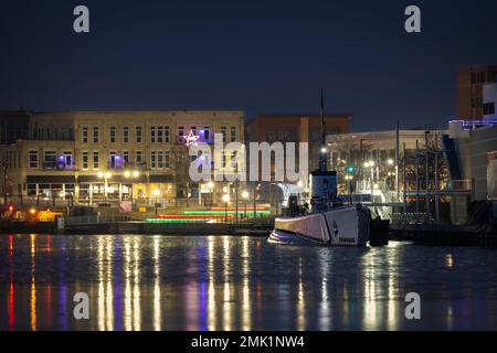 La mattina presto sul fiume Manitowoc vicino alla USS Cobia, un sottomarino della seconda guerra mondiale, al museo marittimo di Wisconsion a Manitowoc, Wisconsin. Foto Stock