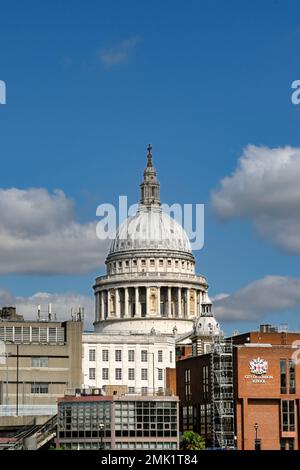 Londra, Regno Unito - Agosto 2022: Cupola della Cattedrale di San Paolo con uno degli edifici della City of London School in primo piano Foto Stock