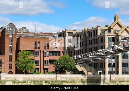Londra, Regno Unito - Agosto 2022: Uno degli edifici della City of London School lungo il Tamigi Foto Stock