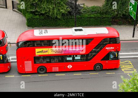 Londra, Regno Unito - Agosto 2022: Autobus rosso a due piani su una strada nel centro di Londra Foto Stock