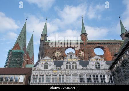 Lubecca Town Hall rinascimentale Arbor e Gothic Shield Wall con St. Chiesa di Maria (Marienkirche) Torre - Lubecca, Germania Foto Stock