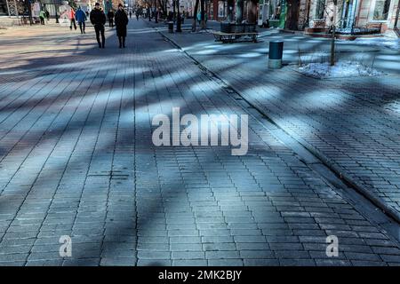 Riflesso dalle finestre dei raggi del sole su una strada pedonale. La foto è stata scattata a Chelyabinsk, Russia. Foto Stock