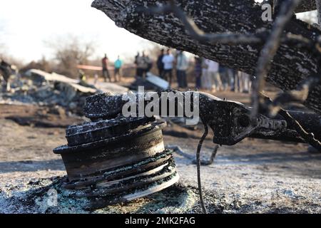 Jabalpur, India. 28th Jan, 2023. Gwalior, Madhya Pradesh, India, gennaio, 28,2023. La gente si trova vicino al relitto di un aereo dopo che un Sukhoi su-30 e un jet da combattimento Dassault Mirage 2000 si sono schiantati durante un esercizio nell'area di Pahargarh, a circa 50 chilometri (30 miglia) da Gwalior, Madhya Pradesh il 28 gennaio 2023. La polizia presente nel sito dell'incidente ha dichiarato che durante l'esercizio del 28 gennaio si è verificata un'apparente collisione a metà dell'aria. Foto di - Uma Shankar Mishra Credit: River Ganga/Alamy Live News Foto Stock