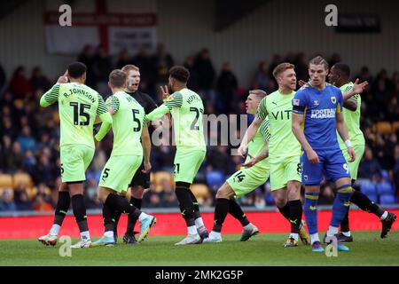 I giocatori della Stockport County circondano Referee James Oldham durante la partita della Sky Bet League Two al Cherry Red Records Stadium, Londra. Data immagine: Sabato 28 gennaio 2023. Foto Stock