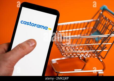 Polonia. 23rd Jan, 2023. In questa foto è riportato un logo Castorama visualizzato su uno smartphone. (Foto di Mateusz Slodkowski/SOPA Images/Sipa USA) Credit: Sipa USA/Alamy Live News Foto Stock