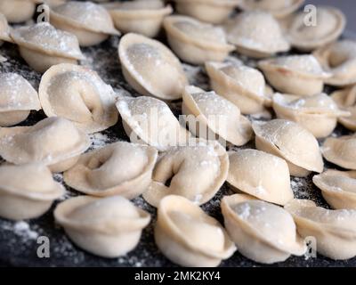 Foto in studio di gnocchi russi fatti a mano (Pelmeni): Arte culinaria tradizionale in un ambiente pulito e minimale. Foto Stock