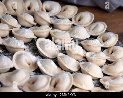 Foto in studio di gnocchi russi fatti a mano (Pelmeni): Arte culinaria tradizionale in un ambiente pulito e minimale. Foto Stock