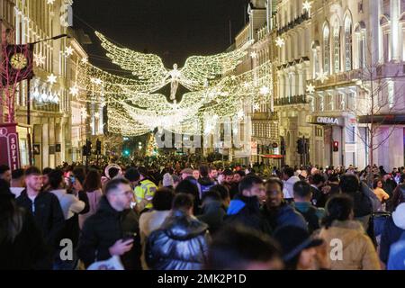 La folla si riunisce a Piccadilly Circus in vista delle celebrazioni di Capodanno a Londra. Immagine scattata il 31st dicembre 2022. © Belinda Jiao j Foto Stock