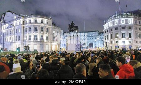 Intorno a Trafalgar Square si radunano folle in vista delle celebrazioni di Capodanno a Londra stasera per i fuochi d'artificio. Immagine scattata il 31st dicembre 2022. © Belinda Jiao Foto Stock