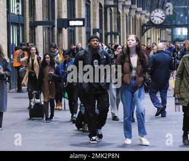 I Revellers arrivano a Londra attraverso la stazione ferroviaria di King’s Cross questo pomeriggio in vista delle celebrazioni di Capodanno a Londra stasera. Immagine scattata Foto Stock