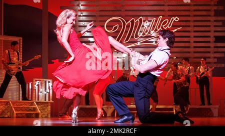 Vivete il tempo della vostra vita nel 2023, mentre Dirty Dancing – The Classic Story on Stage ritorna al West End al Dominion Theatre fino al 29th aprile. Pictu Foto Stock