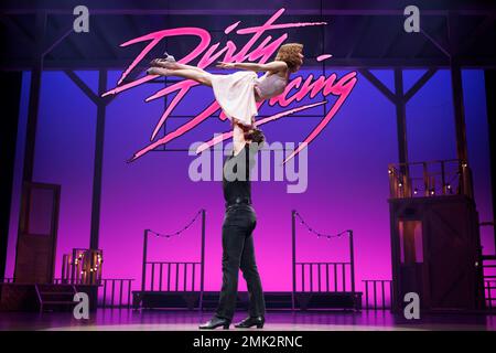 Vivete il tempo della vostra vita nel 2023, mentre Dirty Dancing – The Classic Story on Stage ritorna al West End al Dominion Theatre fino al 29th aprile. Pictu Foto Stock