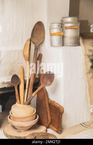 Piatti in legno e ceramica in una vecchia capanna Ucraina Foto Stock