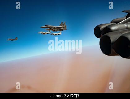 Tre F-15 Eagles e due tifoni Eurofighter con la Royal Saudi Air Force scortano una US Air Force 23rd Expeditionary Bomb Squadron B-52H Stratofortress su Arabia Saudita a sostegno di una missione Bomber Task Force, 4 settembre 2022. I B-52s sono stati scortati da nazioni partner regionali, migliorando la stabilità e la sicurezza regionale attraverso una dimostrazione di forza e capacità combinate. Foto Stock