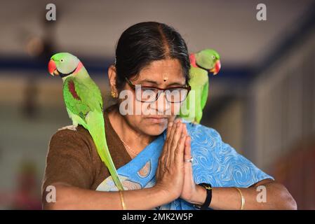 Jabalpur, India. 28 gennaio 2023. Jabalpur : Un devoto indù con il suo pappagallo che offre preghiera al tempio in occasione di 'Narmada Jayanti' a Maa Narmada Vanprasth Ashram Gwarighat a Jabalpur, sabato, 28 gennaio 2023. Foto di - Uma Shankar Mishra/ Alamy Live News Foto Stock