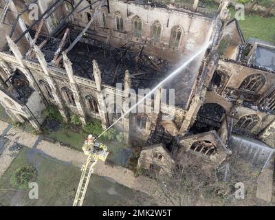 Una vista aerea di St. La Chiesa di Marco intorno a San John’s Wood questo pomeriggio, dopo un incendio di massa bruciato attraverso il suo soffitto nelle prime ore di oggi. Foto Stock