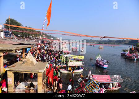 Jabalpur, India. 28th Jan, 2023. Jabalpur : i devoti indù si riuniscono sulle rive del fiume Narmada in occasione del 'Narmada Jayanti' a Gwarighat a Jabalpur, Sabato, Gennaio, 28, 2023. Foto di - Uma Shankar Mishra Credit: River Ganga/Alamy Live News Foto Stock