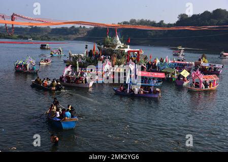 Jabalpur, India. 28th Jan, 2023. Jabalpur : i devoti indù si riuniscono sulle rive del fiume Narmada in occasione del 'Narmada Jayanti' a Gwarighat a Jabalpur, Sabato, Gennaio, 28, 2023. Foto di - Uma Shankar Mishra Credit: River Ganga/Alamy Live News Foto Stock