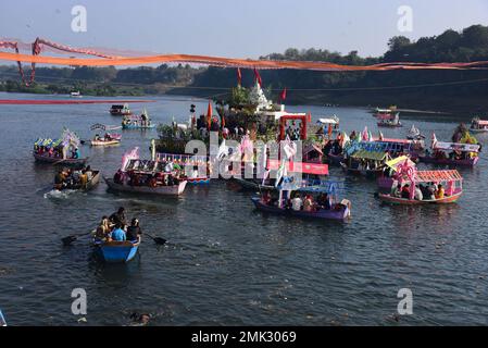 Jabalpur, India. 28th Jan, 2023. Jabalpur : i devoti indù si riuniscono sulle rive del fiume Narmada in occasione del 'Narmada Jayanti' a Gwarighat a Jabalpur, Sabato, Gennaio, 28, 2023. Foto di - Uma Shankar Mishra Credit: River Ganga/Alamy Live News Foto Stock