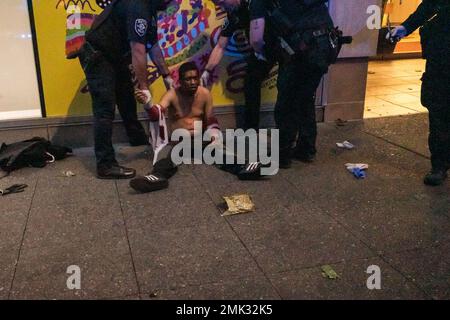 Seattle, Stati Uniti. 13th Ott 2022. Subito dopo 5:30pm polizia risponde ad un presunto stabbingon 3rd e Pine. Foto Stock