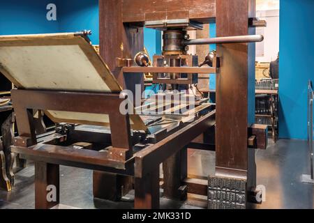 Replica della stampa di Gutenberg al Museo interno di Gutenberg - Magonza, Germania Foto Stock