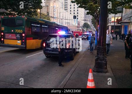 Seattle, Stati Uniti. 13th Ott 2022. Subito dopo 5:30pm polizia risponde ad un presunto stabbingon 3rd e Pine. Foto Stock