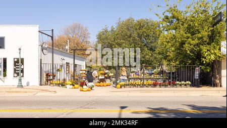 Wilburton, Oklahoma, USA - 15 ottobre 2022: Piccolo negozio di fiori nel vecchio quartiere degli affari su Main Street Foto Stock