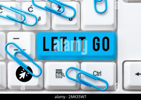 Cartello di testo che mostra Let IT Go. Foto concettuale scegliere di non fare reazioni su un'azione o commento Foto Stock