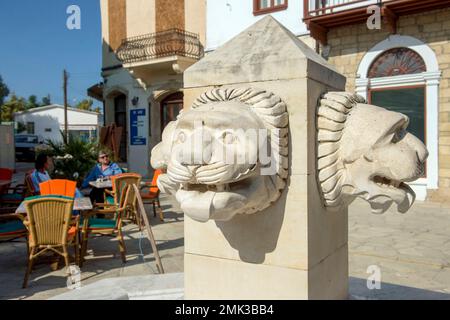 La fontana della testa del Leone nella piazza del villaggio di Polis Chrysochou. Foto Stock