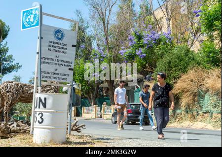 Ciprioti che attraversano la linea verde a Nicosia Foto Stock