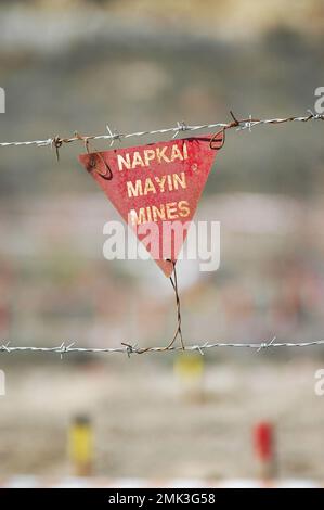 Fate attenzione alle miniere in greco turco e inglese Foto Stock