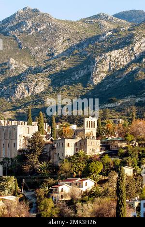 Costruita nel 1198, l'Abbazia premonstratensiana di Bellapais Foto Stock