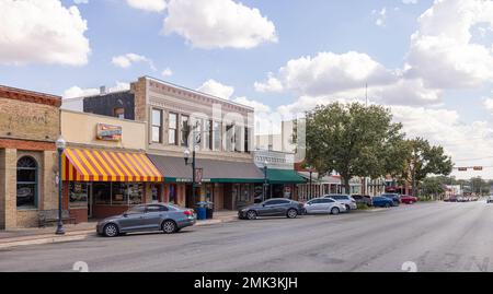 San Marcos, Texas, USA - 14 ottobre 2022: Il vecchio quartiere degli affari su LBJ Drive Foto Stock