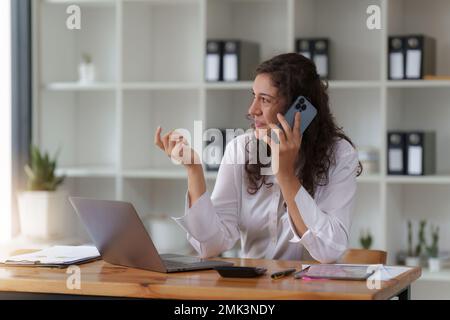 Amministratore business persone ispettore finanziario fare rapporto calcolo saldo. Concetto di contabilità e ricavi interni Foto Stock