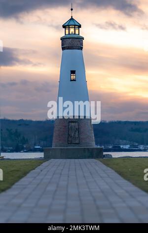 Foto al tramonto del faro di Myers Point a Myers Park a Lansing NY, contea di Tompkins. Il faro si trova sulla riva del lago Cayuga. Foto Stock