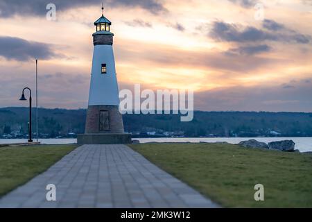 Foto al tramonto del faro di Myers Point a Myers Park a Lansing NY, contea di Tompkins. Il faro si trova sulla riva del lago Cayuga. Foto Stock