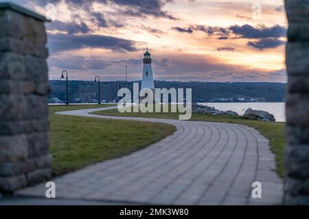 Foto al tramonto del faro di Myers Point a Myers Park a Lansing NY, contea di Tompkins. Il faro si trova sulla riva del lago Cayuga. Foto Stock