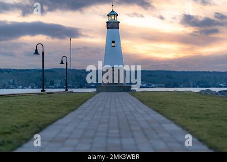 Foto al tramonto del faro di Myers Point a Myers Park a Lansing NY, contea di Tompkins. Il faro si trova sulla riva del lago Cayuga. Foto Stock