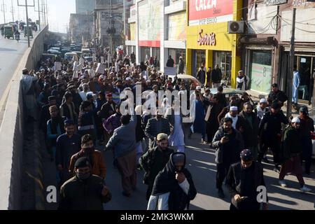 Peshawar, Khyber Pakhtunkhwa, Pakistan. 27th Jan, 2023. Partito politico islamico Jamaat-e-Islami protesta contro la Svezia. Il primo ministro pakistano Shahbaz Sharif, diversi paesi arabi e la Turchia hanno condannato l'islamofobia il 23 gennaio dopo che il politico di estrema destra svedese-danese Rasmus Paludan ha bruciato una copia del Corano in un raduno a Stoccolma il 21 gennaio. (Credit Image: © Hussain Ali/Pacific Press via ZUMA Press Wire) SOLO PER USO EDITORIALE! Non per USO commerciale! Foto Stock