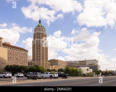 San Antonio, Texas, USA - 14 ottobre 2022: Il Tower Life Building visto da Nueva Street Foto Stock