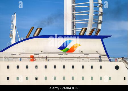 Una vista dettagliata del logo Brittany Ferries sull'imbuto del traghetto e-Flexer Galizia. Foto Stock