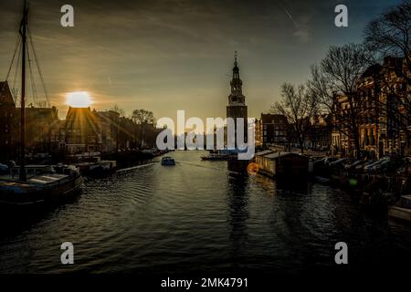 Tramonto sulla strada della bellissima e capitale dell'Olanda, Olanda, Amsterdam Foto Stock