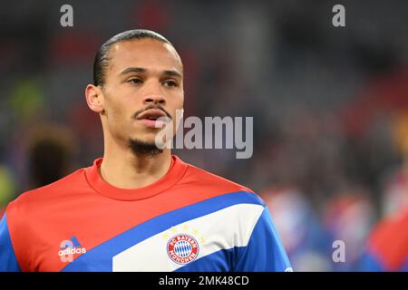 Monaco, Germania. 28th Jan, 2023. Calcio: Bundesliga, Bayern Monaco - Eintracht Francoforte, 18° giorno all'Allianz Arena, riscaldamento Leroy sane di Monaco. NOTA IMPORTANTE: In conformità ai requisiti della DFL Deutsche Fußball Liga e del DFB Deutscher Fußball-Bund, è vietato utilizzare o utilizzare fotografie scattate nello stadio e/o della partita sotto forma di sequenze di immagini e/o serie di foto simili a un video. Credit: Sven Hoppe/dpa/Alamy Live News Foto Stock